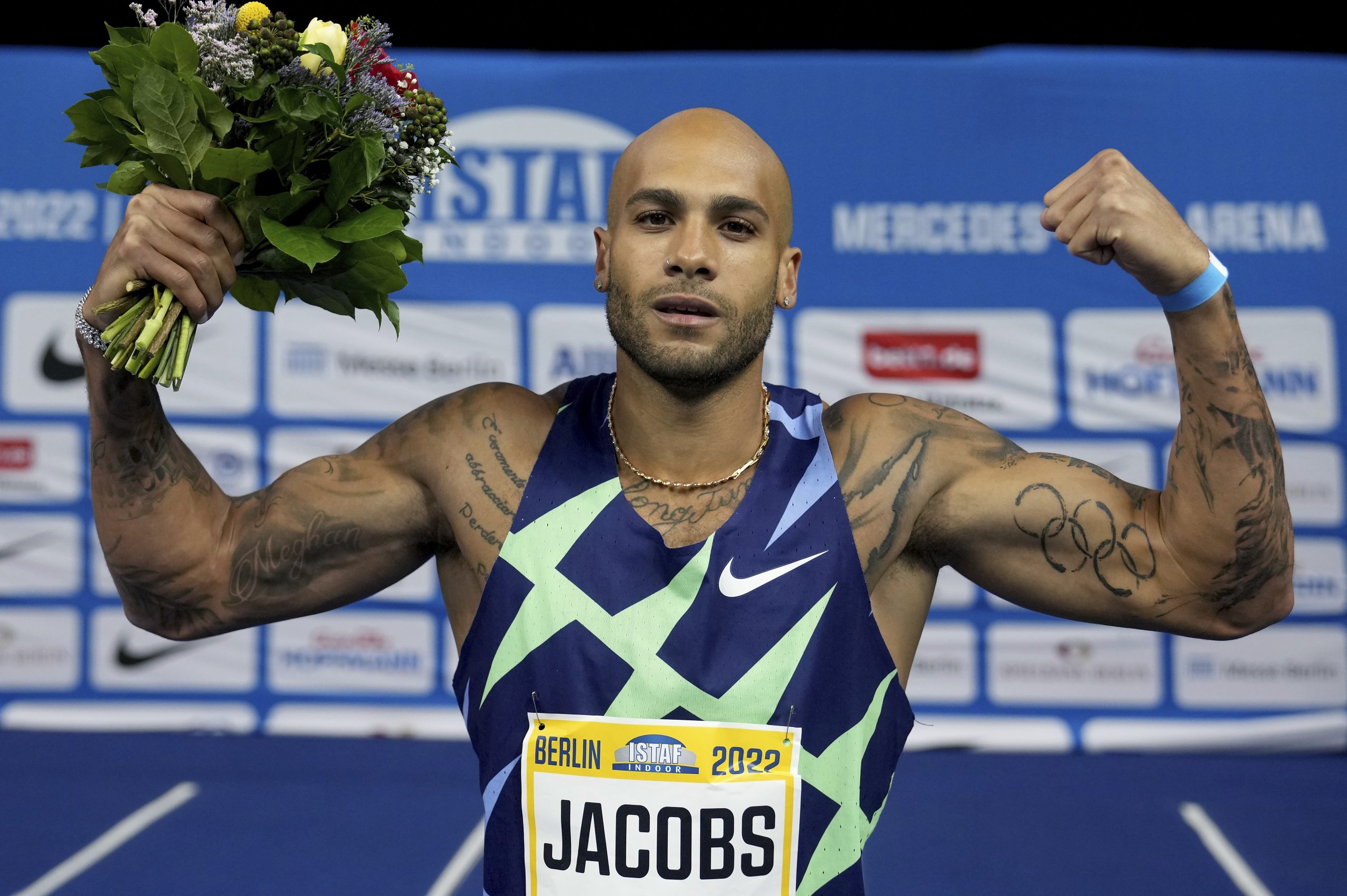 意飞人“隐身”半年返赛道 雅各布斯复出即摘金