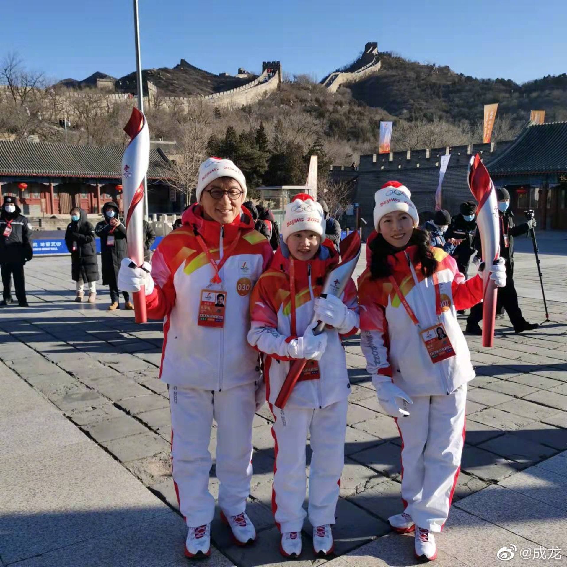 成龙晒观看冬奥开幕照片 竖拇指称“无比骄傲自豪”