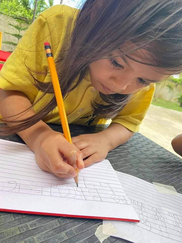 拚盘）马尼拉8岁街童获出生证明上学 感动数万网民