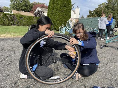 拼盘 2图/女子创脚车倡导项目 助社区女童建立自信