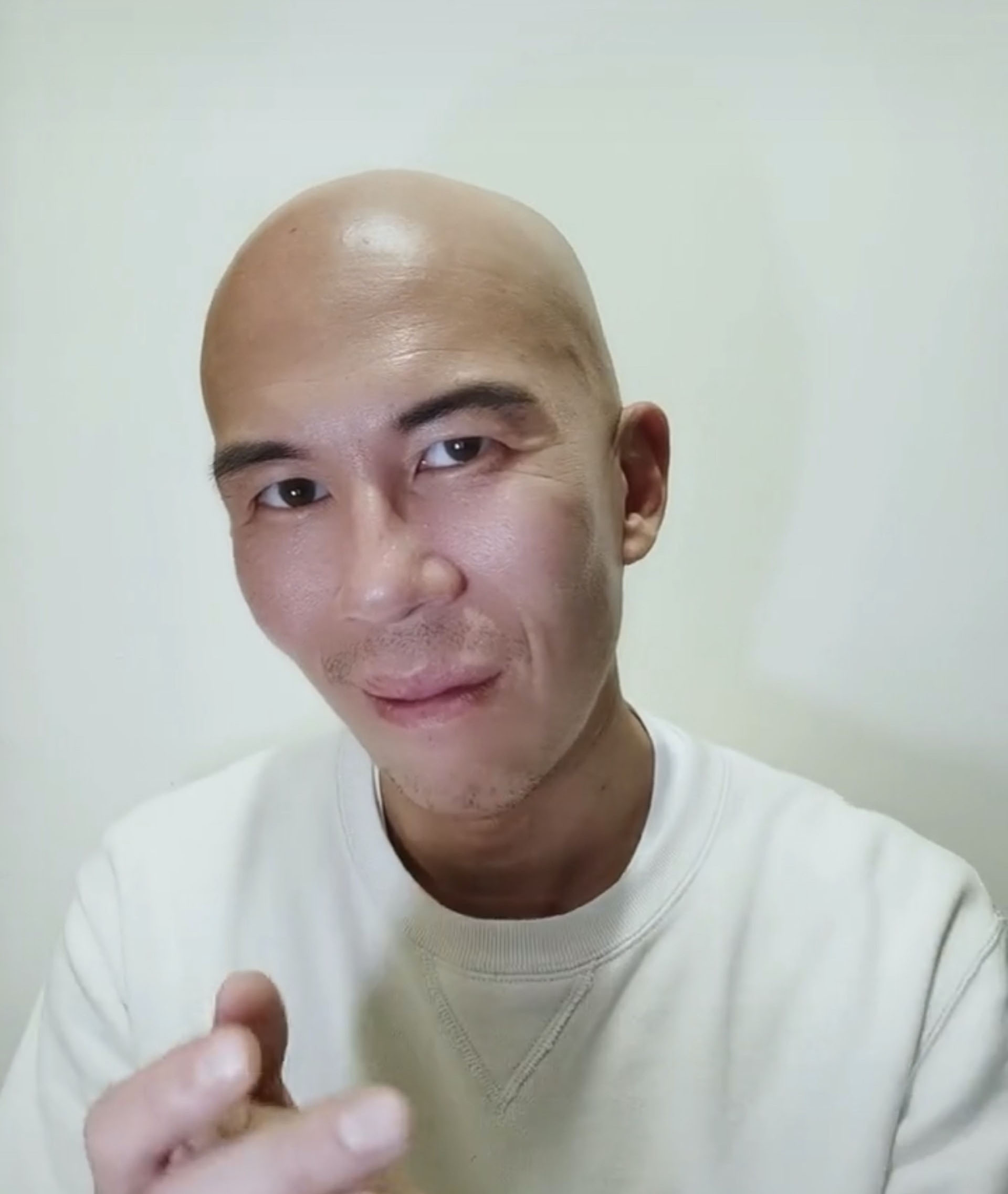 拿疫情开玩笑？｜甩试剂盒配《赌神》音乐  港歌手被轰“不好笑！”