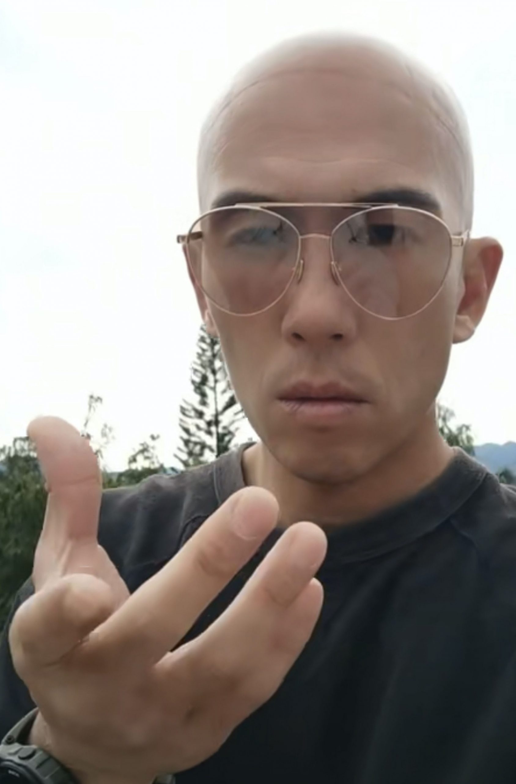 拿疫情开玩笑？｜甩试剂盒配《赌神》音乐  港歌手被轰“不好笑！”