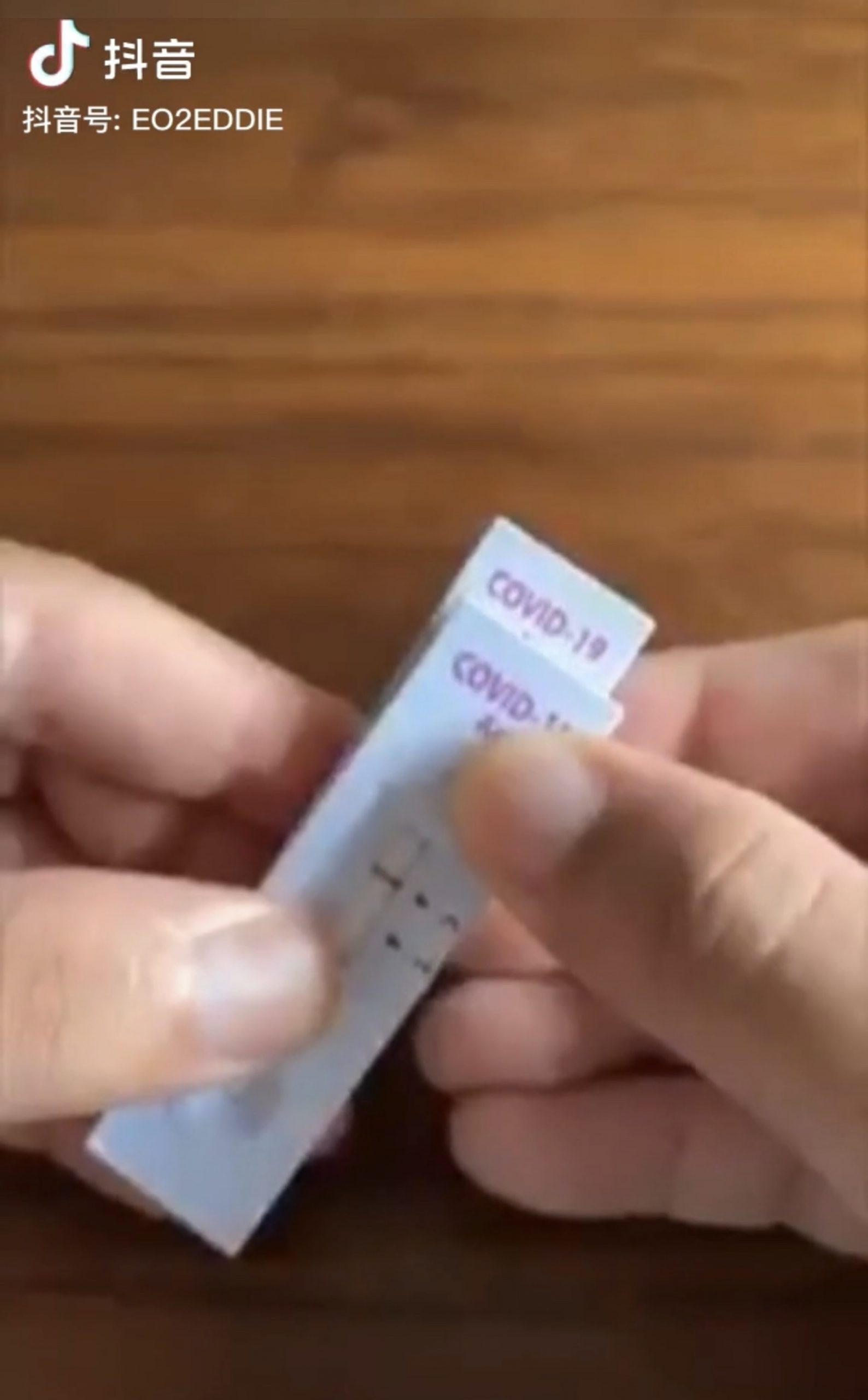 拿疫情开玩笑？｜甩试剂盒配《赌神》音乐  港歌手被轰“不好笑！”