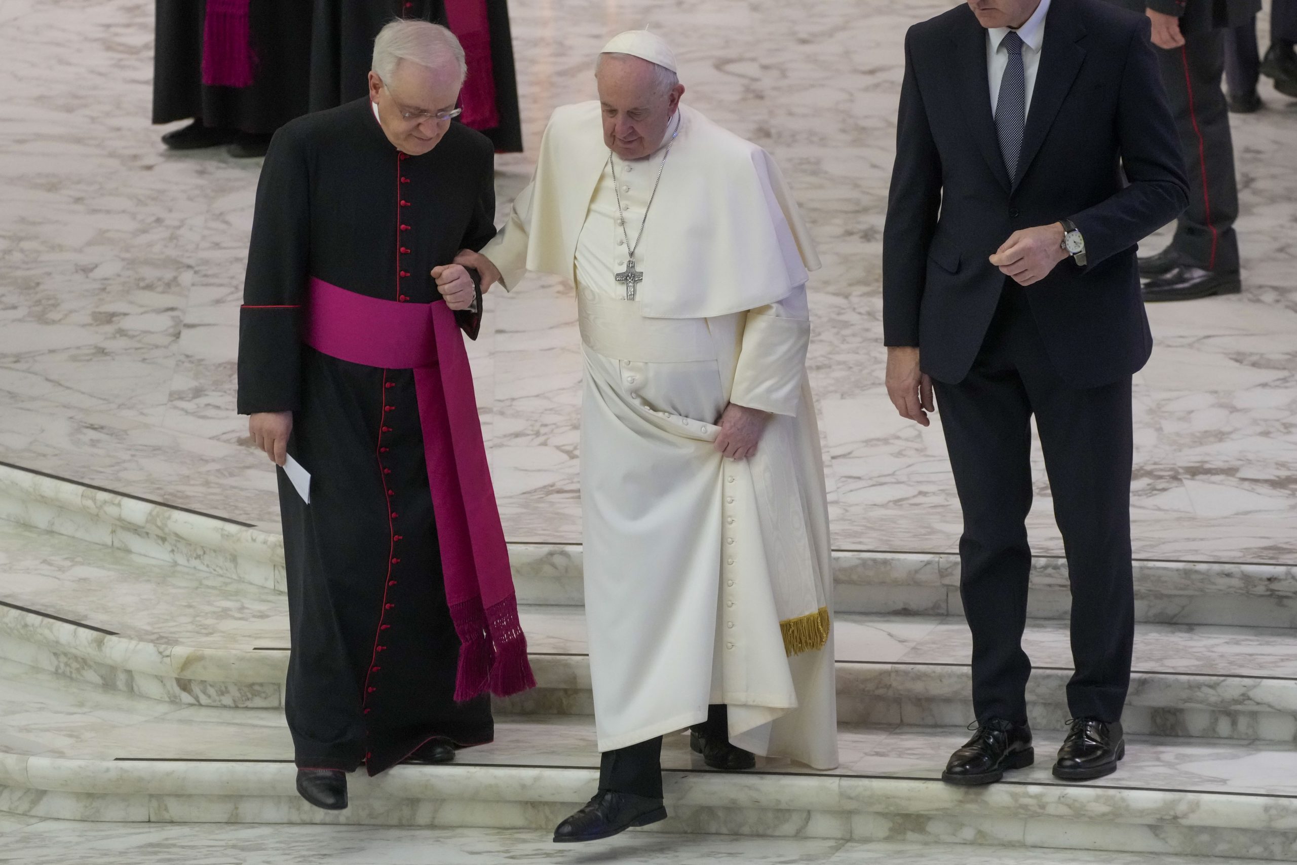 教宗心系乌克兰危机 忍膝盖痛首赴俄使馆