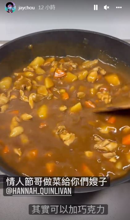 昆凌挺孕肚练拳击 穿紧身裤四肢纤细