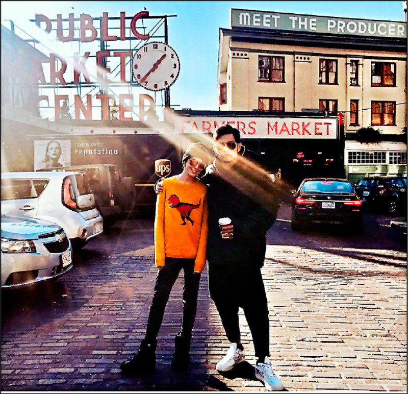 昆凌挺孕肚练拳击 穿紧身裤四肢纤细