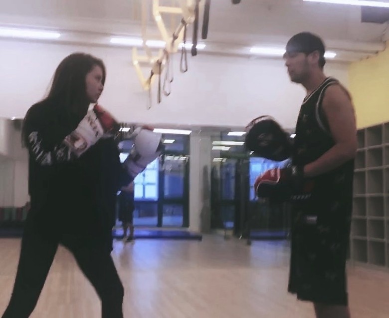 昆凌挺孕肚练拳击 穿紧身裤四肢纤细