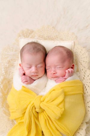 明金成龙凤胎满月 遗孀深夜发文：爸爸应该感到欣慰吧	