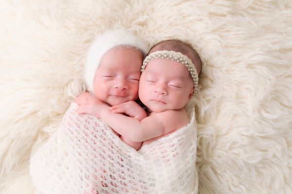 明金成龙凤胎满月 遗孀深夜发文：爸爸应该感到欣慰吧	