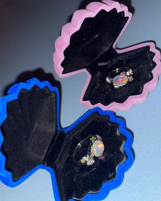 晒戒指答应男友求婚 泫雅甜喊:当然是Yes