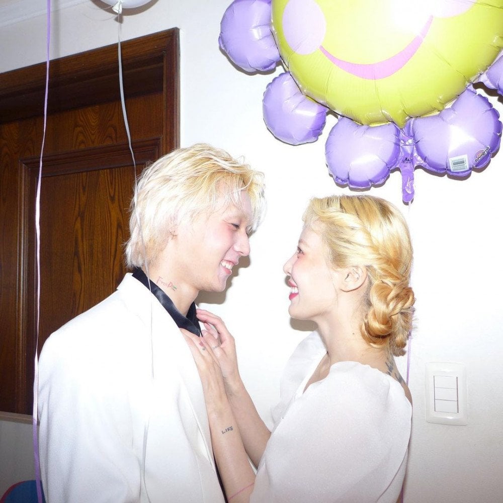 晒戒指答应男友求婚 泫雅甜喊:当然是Yes