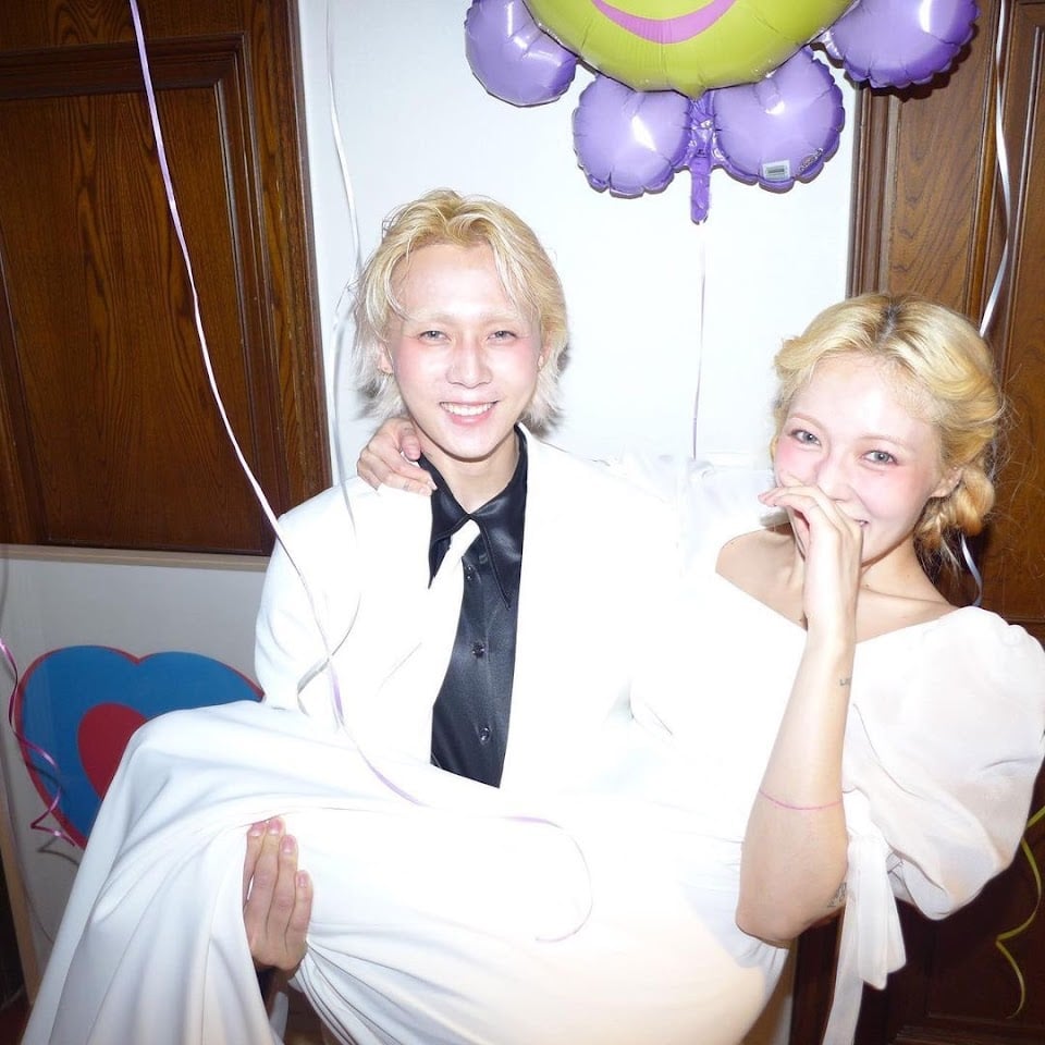 晒戒指答应男友求婚 泫雅甜喊:当然是Yes