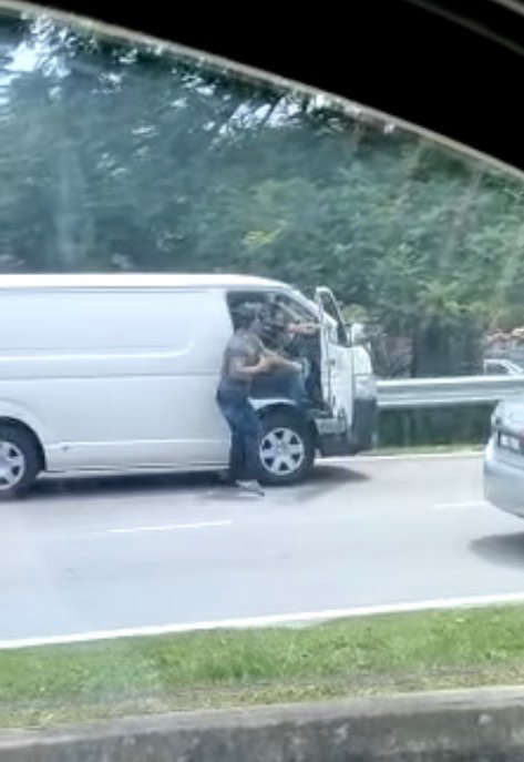 暴力男当街打货车司机·警方开档查伤人恐吓