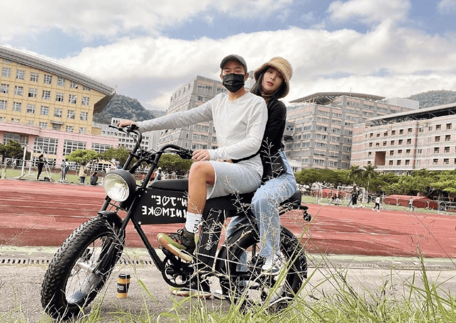 曹格儿骑车被妈抱紧 网暴动:放开那男孩!