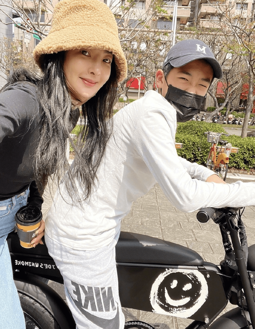 曹格儿骑车被妈抱紧 网暴动:放开那男孩!