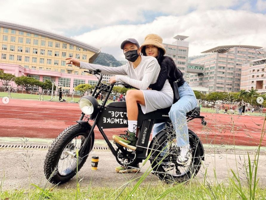 曹格儿骑车被妈抱紧 网暴动:放开那男孩!