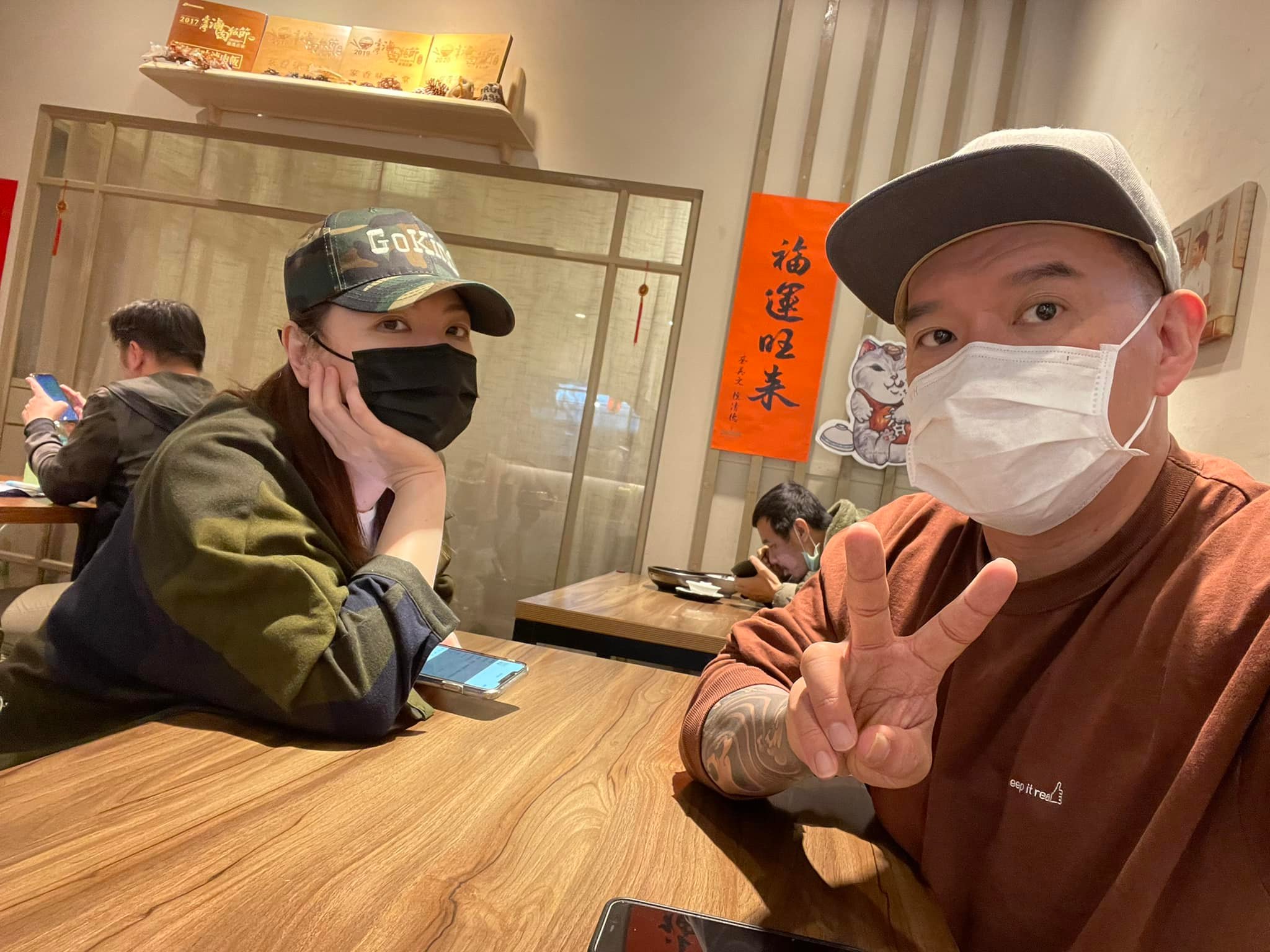 杜汶泽买台湾草莓叹被骗 网红讥“草莓垫海绵是常识”	 