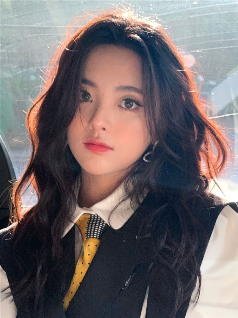 杨超越自曝遭校园霸凌 被男生飞踹掴脸满嘴血