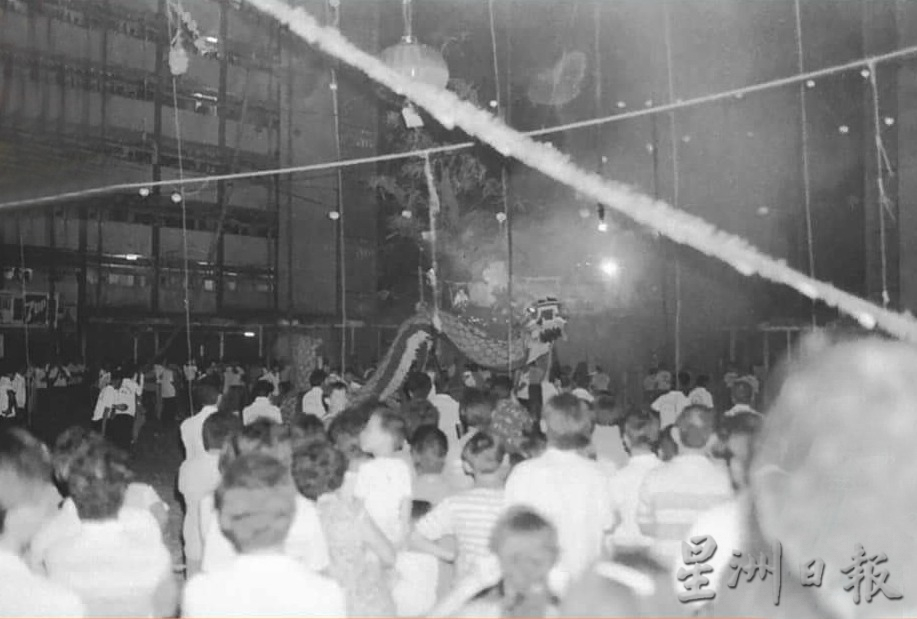 柔：封底：这些人，那些事（见报日7/2）：15楼组屋，新山早期华人社会的缩影。