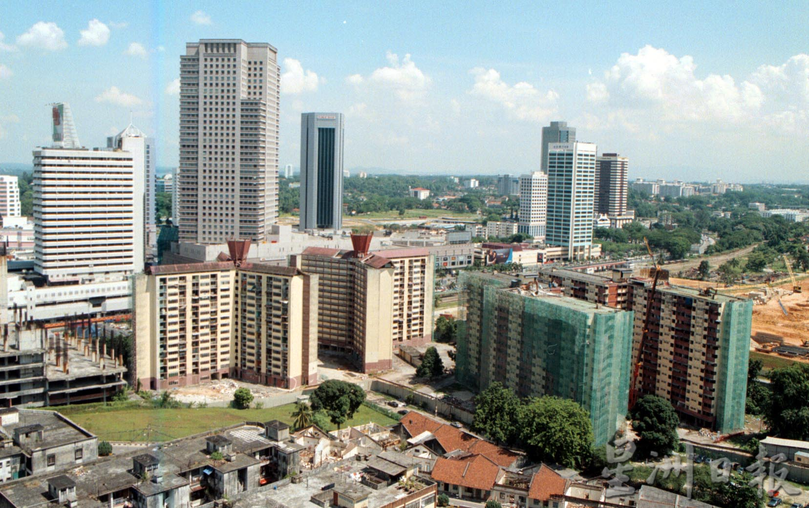 柔：封底：这些人，那些事（见报日7/2）：15楼组屋，新山早期华人社会的缩影。