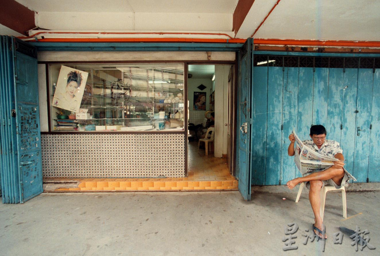 柔：封底：这些人，那些事（见报日7/2）：15楼组屋，新山早期华人社会的缩影。