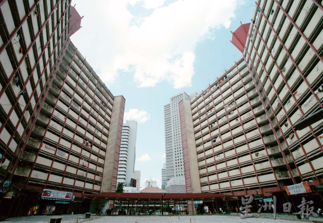 柔：封底：这些人，那些事（见报日7/2）：15楼组屋，新山早期华人社会的缩影。