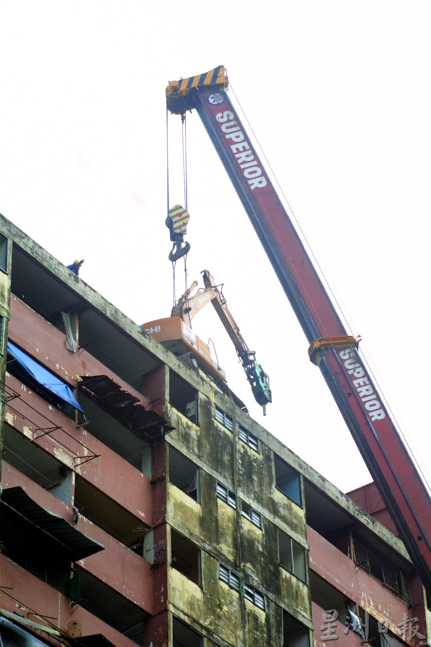 柔：封底：这些人，那些事（见报日7/2）：15楼组屋，新山早期华人社会的缩影。