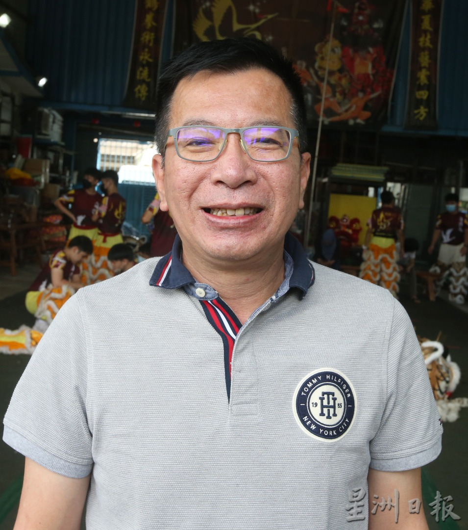 柔：封底：这些人，那些事（见报日7/2）：15楼组屋，新山早期华人社会的缩影。