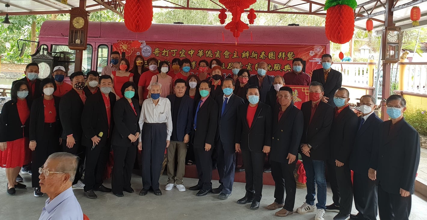 柔：社团版：哥打丁宜中华总商会昨午举行“新春团拜暨第33届新届董事、妇女组及青商团就职典礼”