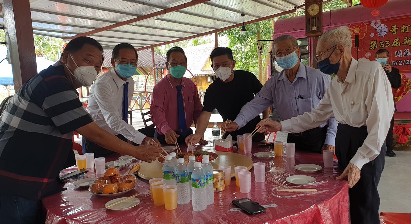 柔：社团版：哥打丁宜中华总商会昨午举行“新春团拜暨第33届新届董事、妇女组及青商团就职典礼”