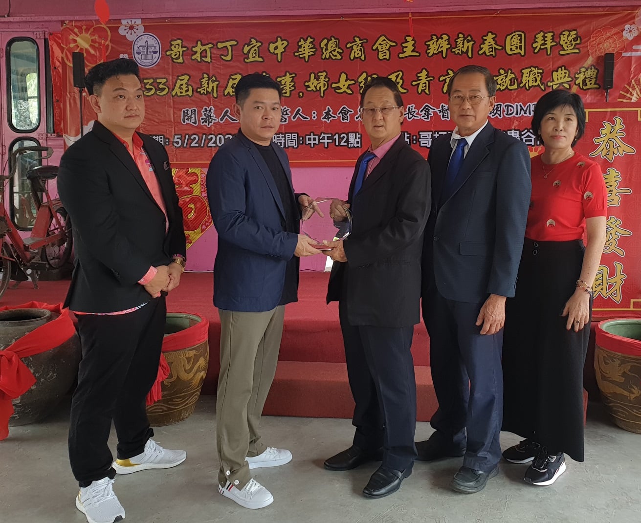 柔：社团版：哥打丁宜中华总商会昨午举行“新春团拜暨第33届新届董事、妇女组及青商团就职典礼”