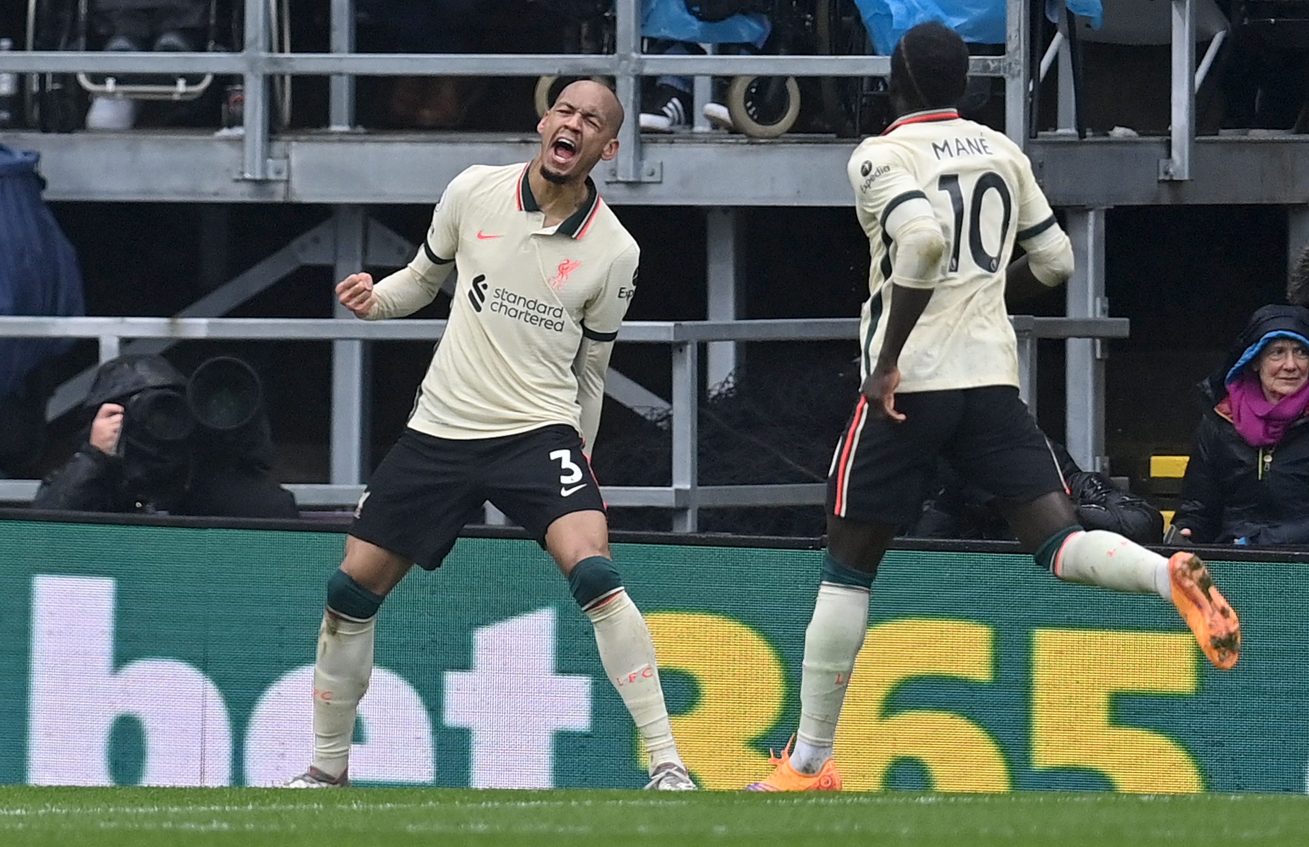 法比尼奥一锤定音 (红军)饮酒庆6连胜