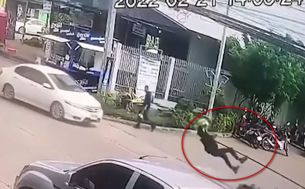 泰男骑摩托越车 电线横空勒颈险死