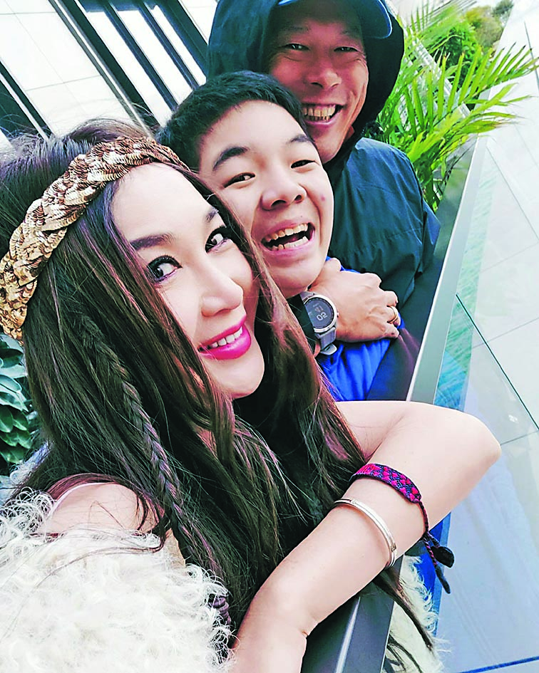 温碧霞画老虎贺岁   自创品牌进军时装界