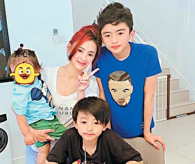 港疫情严峻   张柏芝携3岁儿超市扑粮 