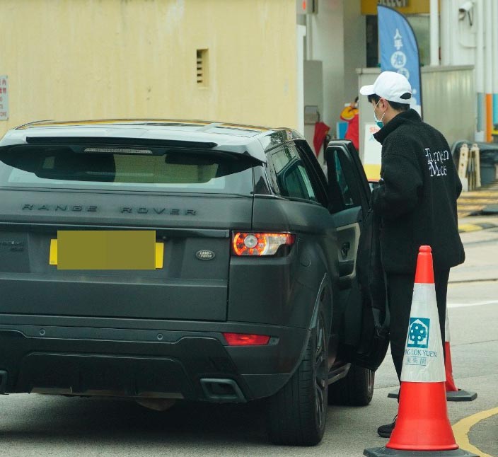 港疫情严峻   张柏芝携3岁儿超市扑粮 