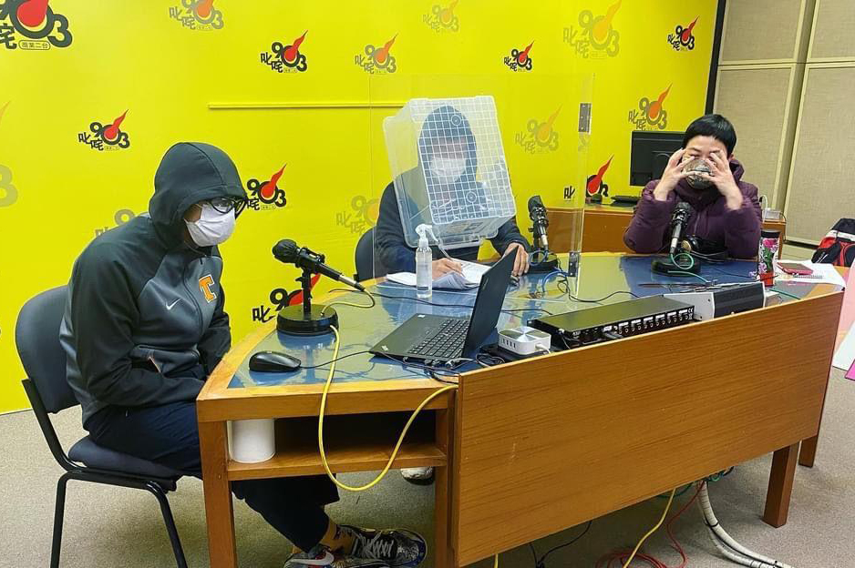 港疫情严峻丨林海峰开麦心慌慌  塑料箱套头自保