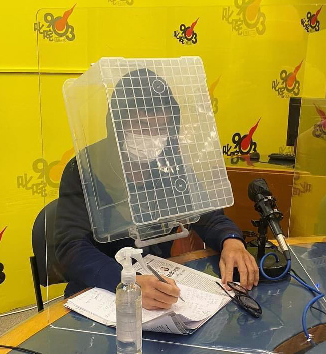 港疫情严峻丨林海峰开麦心慌慌  塑料箱套头自保