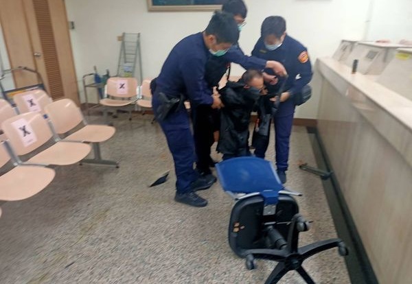 生意不佳欠高利贷 男子驾保时捷抢银行