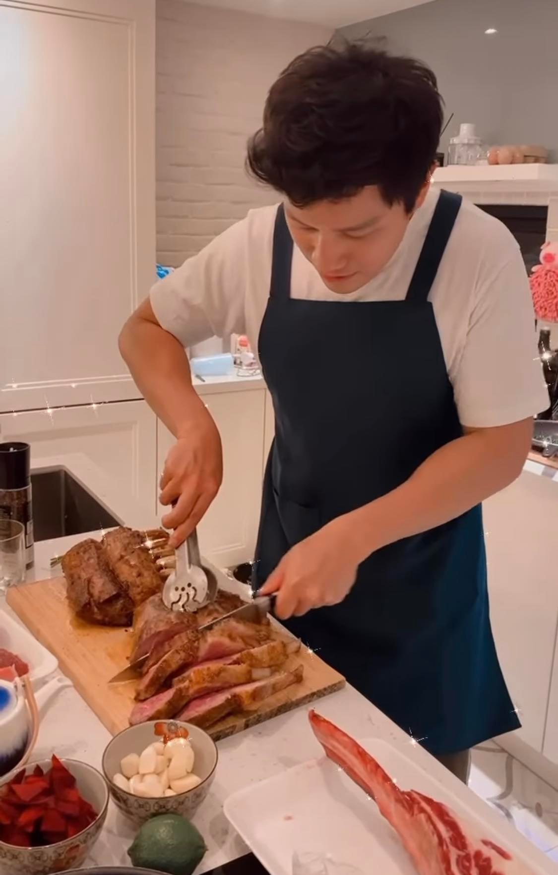 男友亲掌厨3道菜太惊艳 　陈乔恩捧红酒等投喂