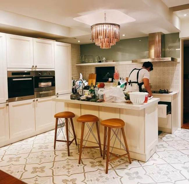 男友亲掌厨3道菜太惊艳 　陈乔恩捧红酒等投喂