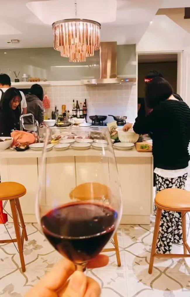 男友亲掌厨3道菜太惊艳 　陈乔恩捧红酒等投喂