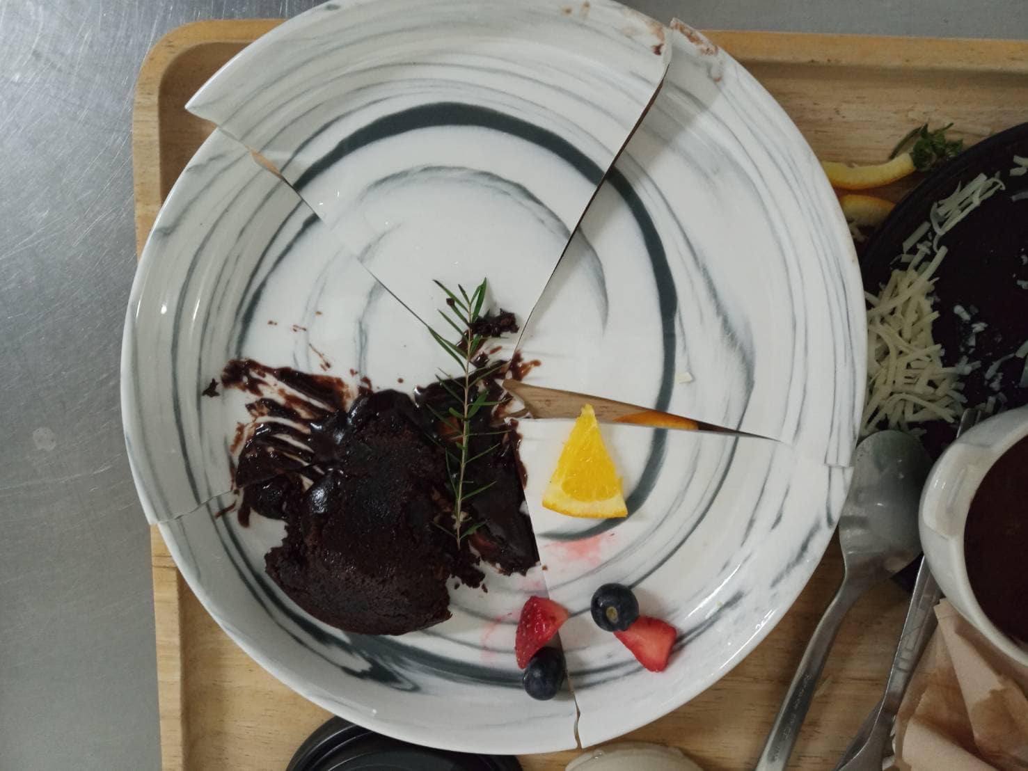 男友拍照技术太烂 女友大怒泼咖啡