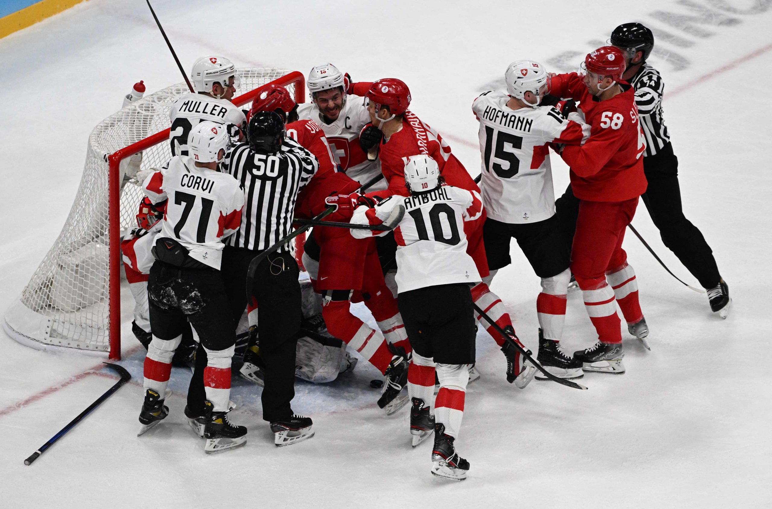 男子冰球赛 俄瑞群殴留污点