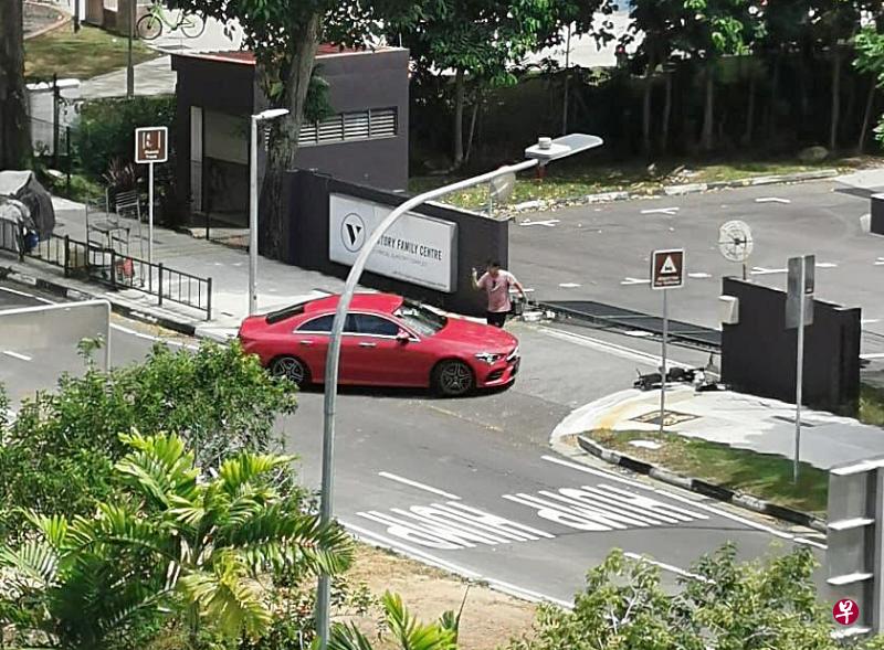 疑与送餐员争道起口角 男子开马赛地撞铁闸