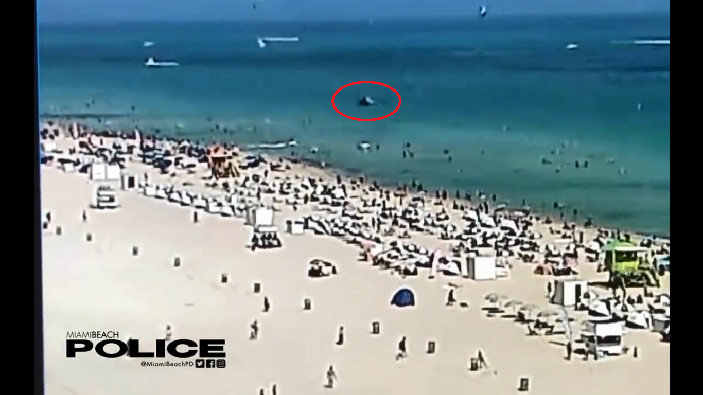 直昇机在迈阿密海滩咫尺之遥坠海 机上3人受伤