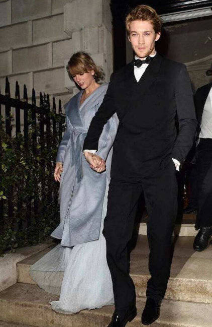 相爱5年修成正果 泰莱史薇芙被曝与男友订婚