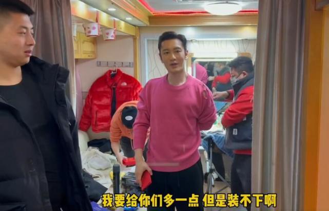 相隔半年终聚首 恢单黄晓明找金牌表妹陪过年