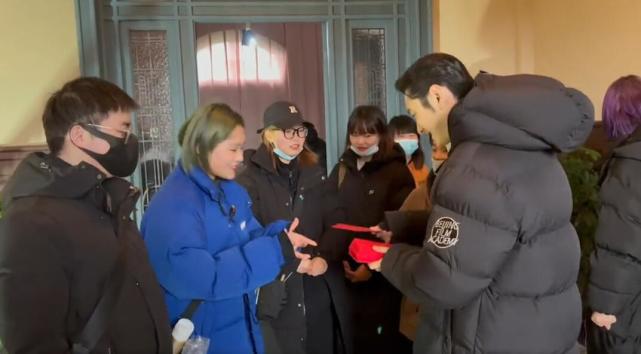 相隔半年终聚首 恢单黄晓明找金牌表妹陪过年