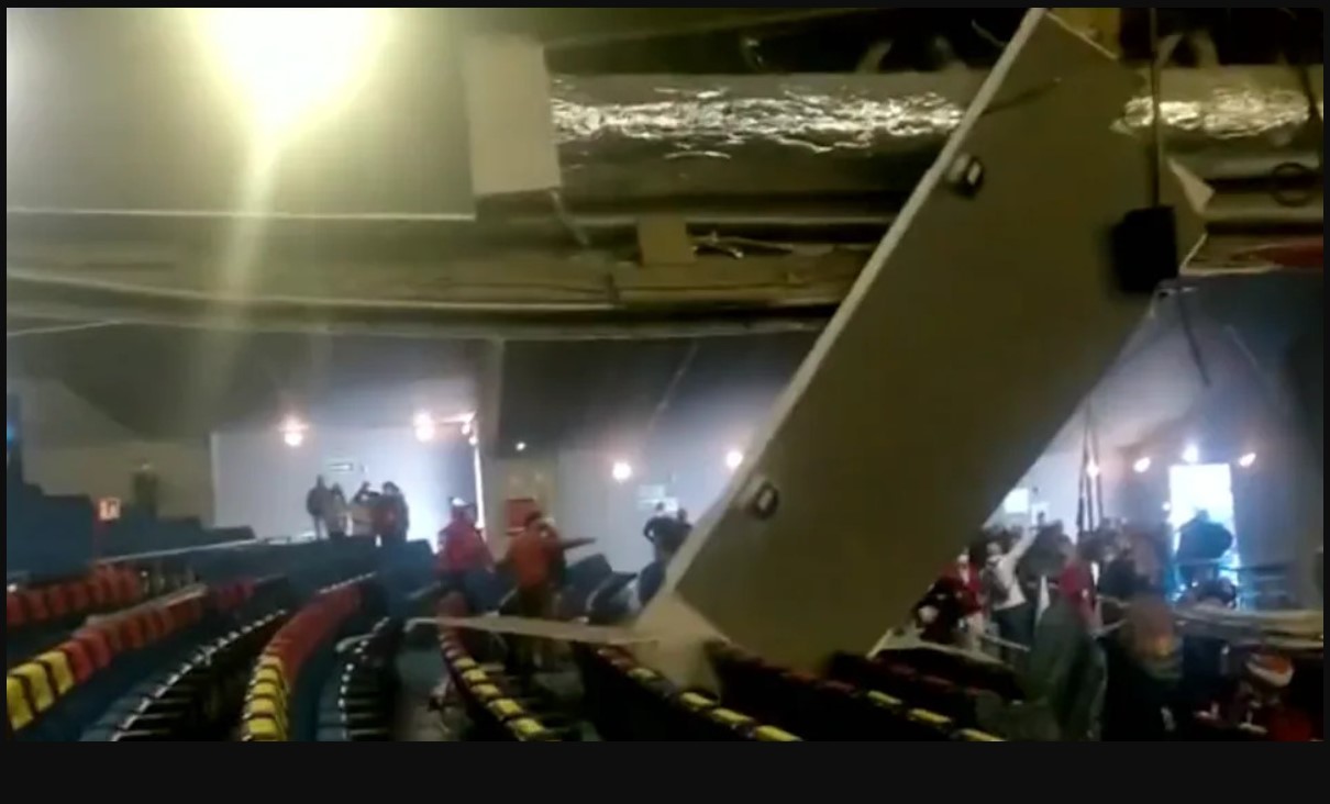 看世界/游乐园屋顶瞬间坍塌狠砸13人…千人吓晕尖叫恐怖曝